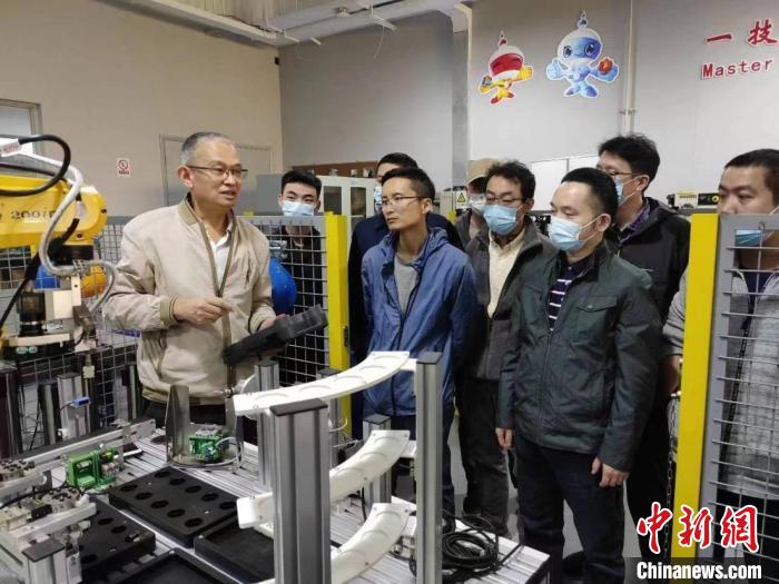 劳模学员在实验室参加教学活动。 上海第二工业大学供图 劳模学员在实验室参加教学活动。 上海第二工业大学供图