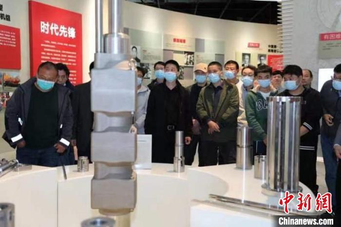 劳模学员参观上海电气临港基地李斌展示厅。 上海第二工业大学供图 劳模学员参观上海电气临港基地李斌展示厅。 上海第二工业大学供图